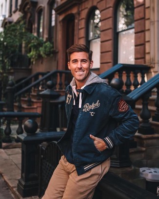 С чем носить темно-синий худи мужчине