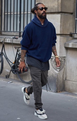 С чем носить темно-синий худи мужчине