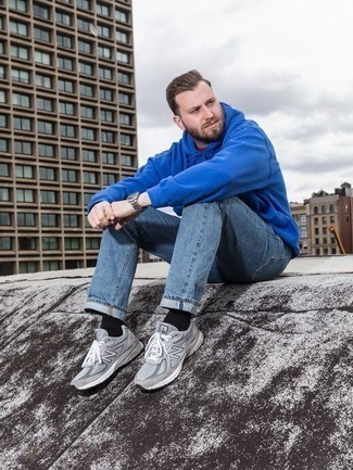 С чем носить темно-синий худи мужчине