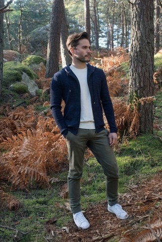 С чем носить темно-синий худи мужчине