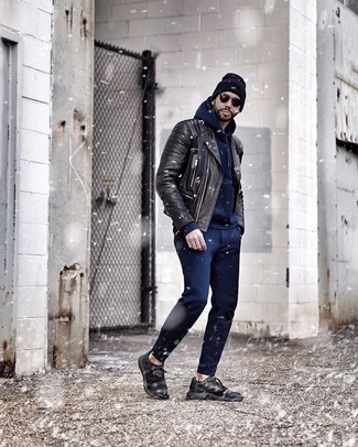 С чем носить темно-синий худи мужчине