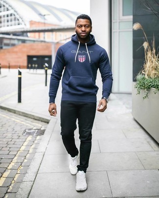 С чем носить темно-синий худи мужчине