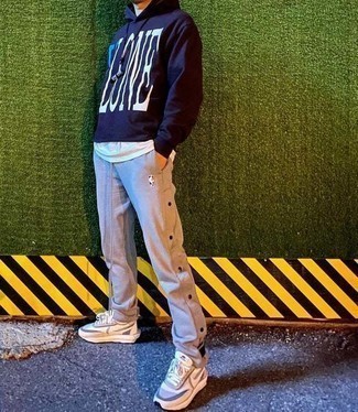 С чем носить темно-синий худи мужчине