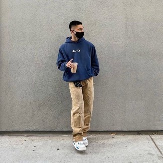 С чем носить темно-синий худи мужчине