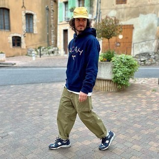 С чем носить темно-синий худи мужчине