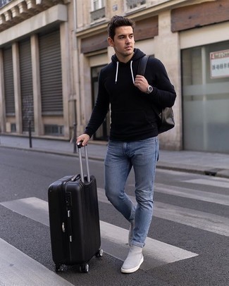 Как носить темно-синий худи с голубыми джинсами мужчине