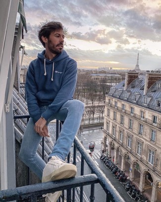 Как носить темно-синий худи с голубыми джинсами мужчине