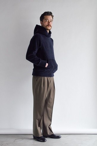 Какие лоферы носить с темно-синим худи мужчине