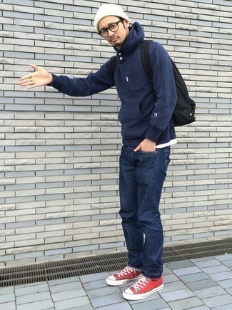 Как носить темно-синий худи с темно-синими джинсами мужчине