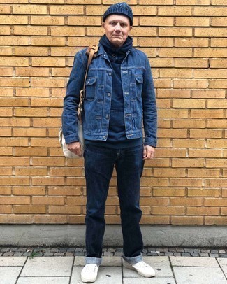 Как носить темно-синий худи с темно-синими джинсами мужчине