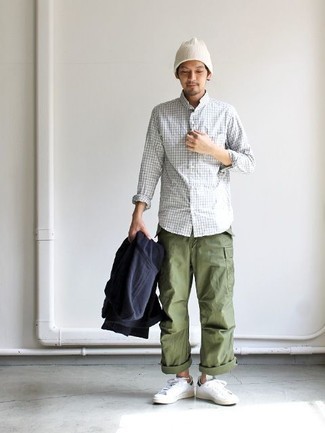 Как носить темно-синий худи с оливковыми брюками карго