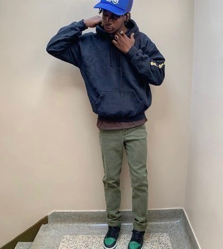 Как носить темно-синий худи с оливковыми джинсами мужчине