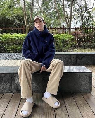 Какие сандалии носить с темно-синим худи мужчине