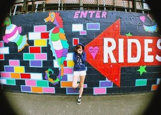 Какие шорты носить с темно-синим худи женщине