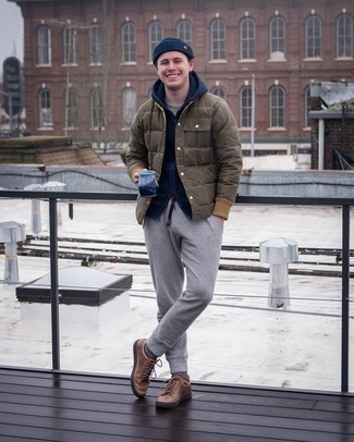 Какие спортивные штаны носить с темно-синим худи мужчине