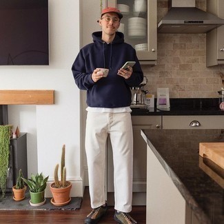 Как носить темно-синий худи с белыми джинсами мужчине