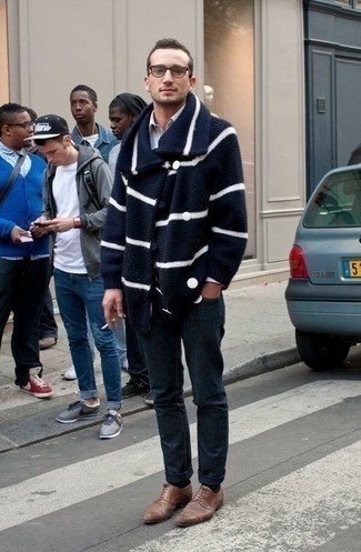 С чем носить темно-синий кардиган в горизонтальную полоску мужчине