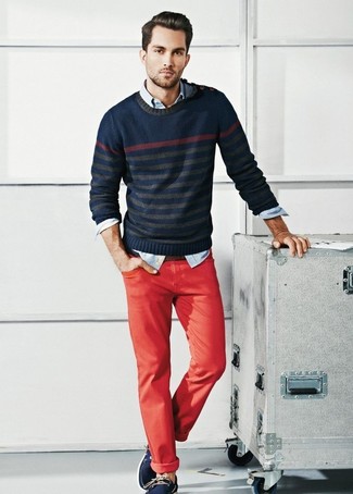 С чем носить темно-синий свитер с круглым вырезом в горизонтальную полоску мужчине