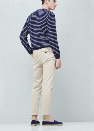 С чем носить темно-синий свитер с круглым вырезом в горизонтальную полоску мужчине