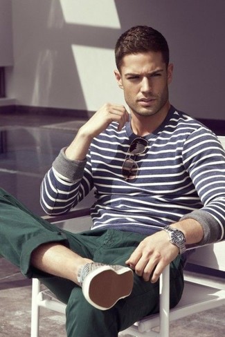 С чем носить темно-синий свитер с круглым вырезом в горизонтальную полоску мужчине