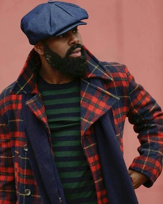 С чем носить темно-синий свитер с круглым вырезом в горизонтальную полоску мужчине