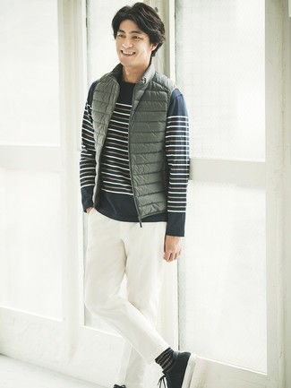 С чем носить темно-синий свитер с круглым вырезом в горизонтальную полоску мужчине