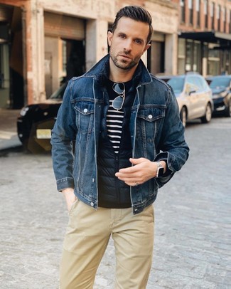 С чем носить темно-синий свитер с круглым вырезом в горизонтальную полоску мужчине