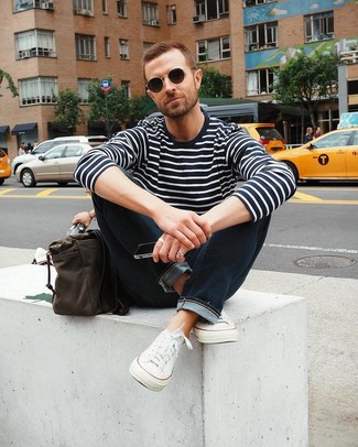 С чем носить темно-синий свитер с круглым вырезом в горизонтальную полоску мужчине