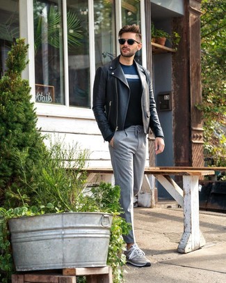 С чем носить темно-синий свитер с круглым вырезом в горизонтальную полоску мужчине