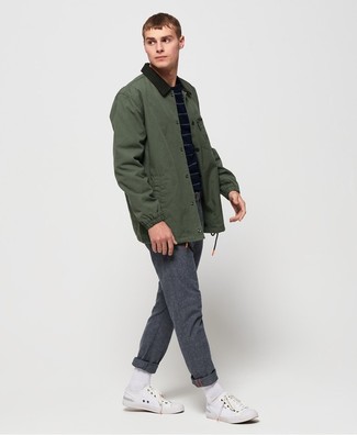 С чем носить темно-синий свитер с круглым вырезом в горизонтальную полоску мужчине