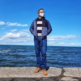 С чем носить темно-синий свитер с круглым вырезом в горизонтальную полоску мужчине