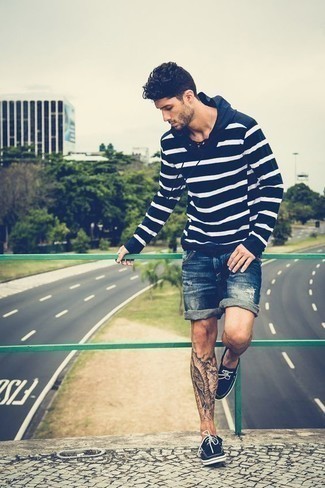 С чем носить темно-синий худи в горизонтальную полоску мужчине