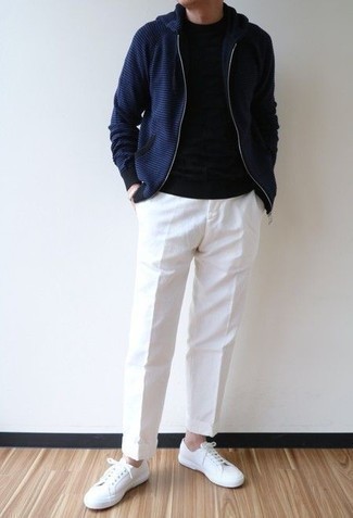 С чем носить темно-синий худи в горизонтальную полоску мужчине