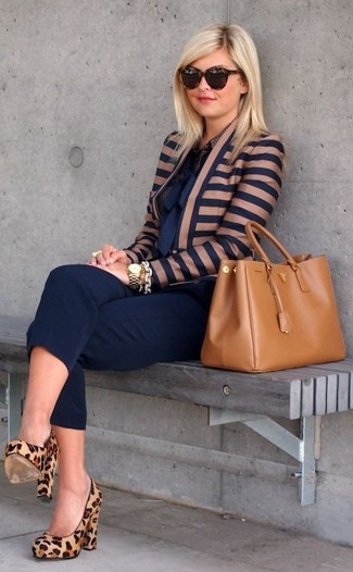 С чем носить темно-синюю куртку в горизонтальную полоску женщине