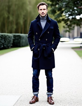 С чем носить темно-синие носки в горизонтальную полоску мужчине