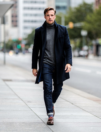 С чем носить темно-синие носки в горизонтальную полоску мужчине