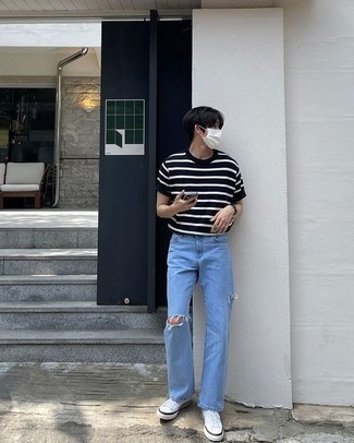 С чем носить темно-синюю футболку в горизонтальную полоску мужчине