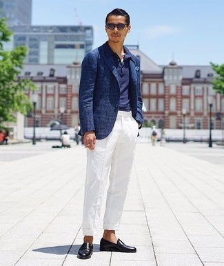 С чем носить темно-синий пиджак с узором "гусиные лапки" мужчине
