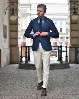 С чем носить темно-синюю куртку с узором "гусиные лапки" мужчине