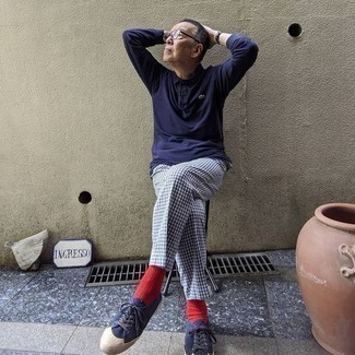 С чем носить темно-синие брюки с узором "гусиные лапки" мужчине