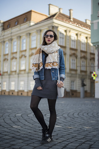 С чем носить темно-синюю куртку женщине