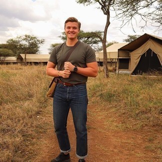 Какие кроссовки носить с темно-синими джинсами мужчине