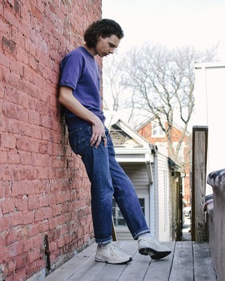 Какие кроссовки носить с темно-синими джинсами мужчине