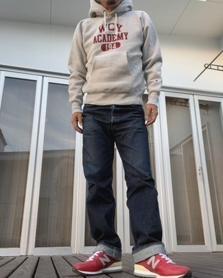 Какие кроссовки носить с темно-синими джинсами мужчине