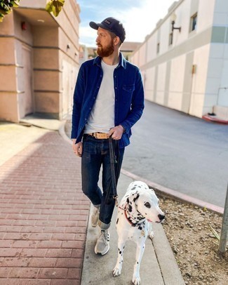 Какие кроссовки носить с темно-синими джинсами мужчине