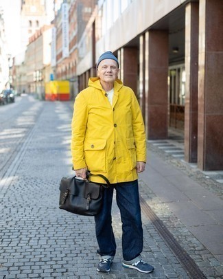 Какие кроссовки носить с темно-синими джинсами мужчине