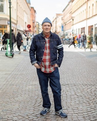 Какие кроссовки носить с темно-синими джинсами мужчине