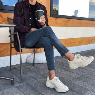 Как носить темно-синие джинсы с бежевыми кроссовками мужчине