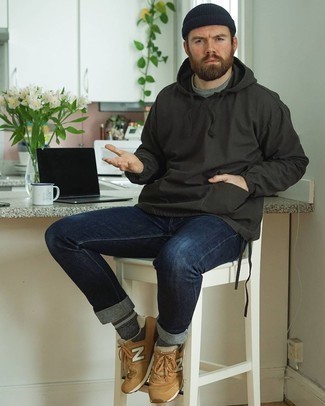 Как носить темно-синие джинсы с бежевыми кроссовками мужчине