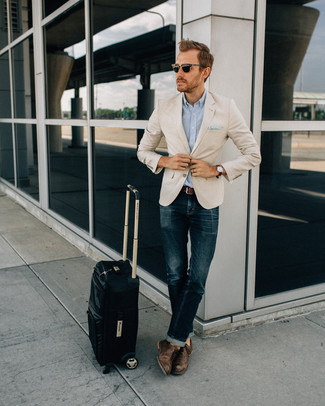 Как носить темно-синие джинсы с бежевым пиджаком мужчине